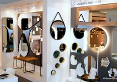 Spiegels, kleinmeubelen en accessoires van Mirrors & More.